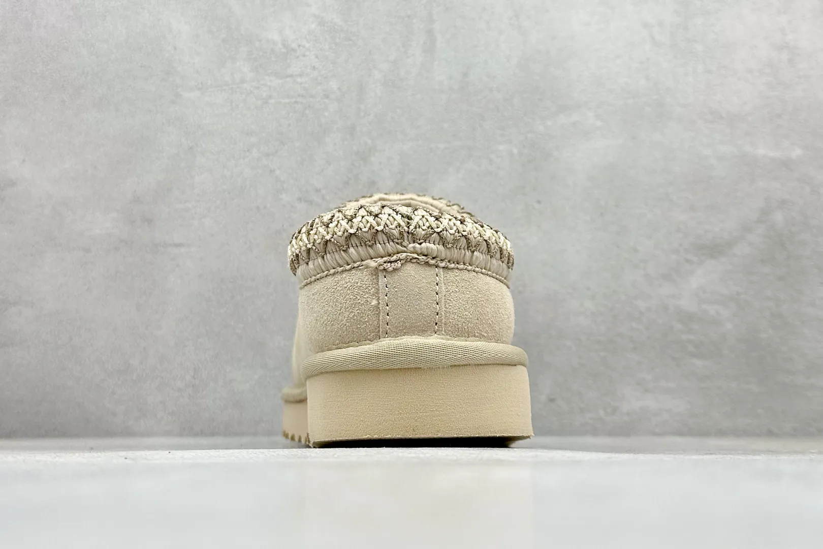 🐲💰 520 support store UGG Tasman ethnic style half slippers, Xiaohongshu hot style. This style is conceived based on the colorful traditional Chinese costume culture, exquisite craftsmanship, unique style and unique style. It fully demonstrates the style of this nation and has become the most popular fashion element in the world! Sheep fur is integrated with high quality to keep warm and lock in heat. Made of TPU molded suede upper material. Built-in artificial curly wool plush lining and insole. Choose 10mm UGGPURE™ implanted wool lining and removable UGGPURE™ implanted wool insole. Item No.: 5955 Size: 35-44. It is recommended to choose one size larger.